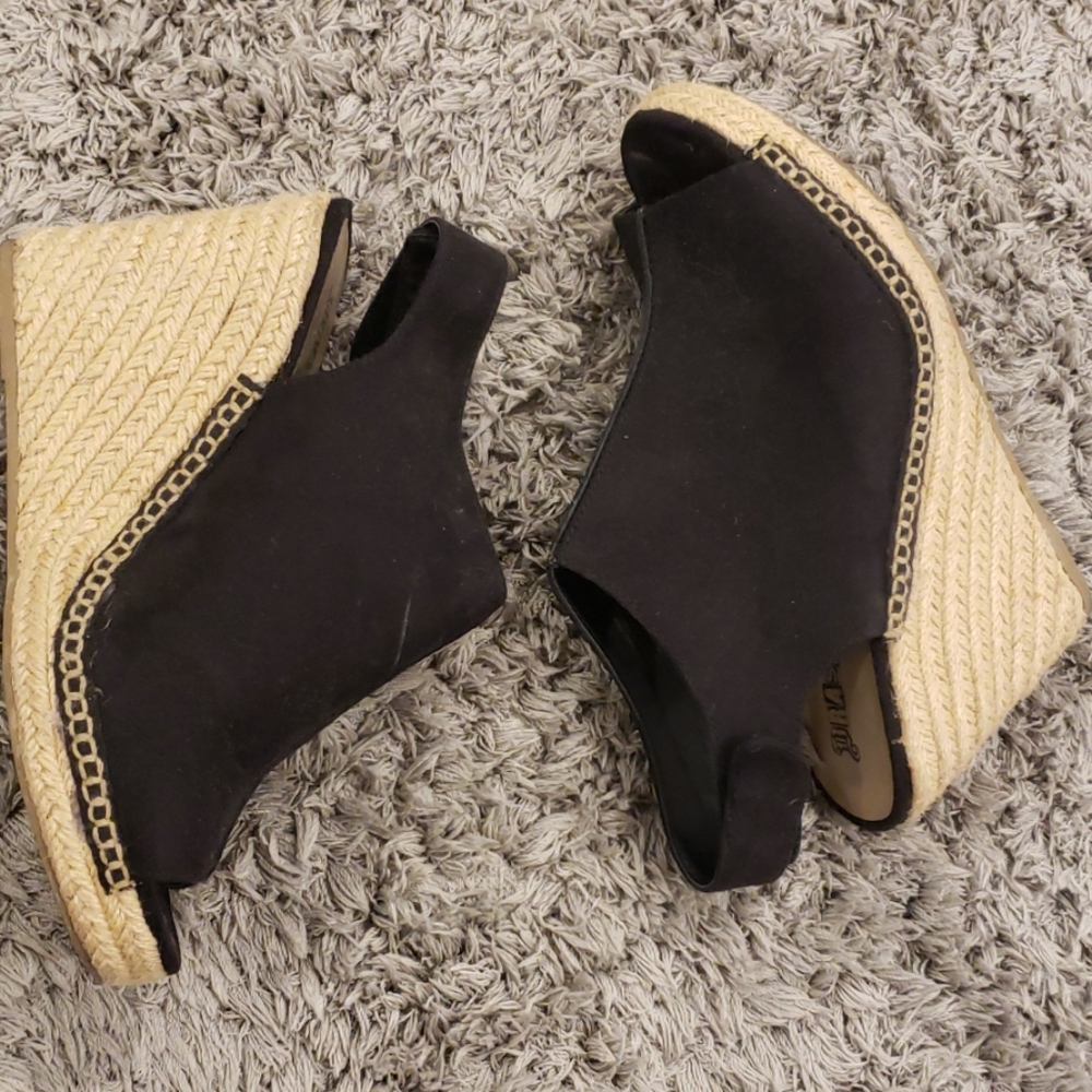 Black wedges
